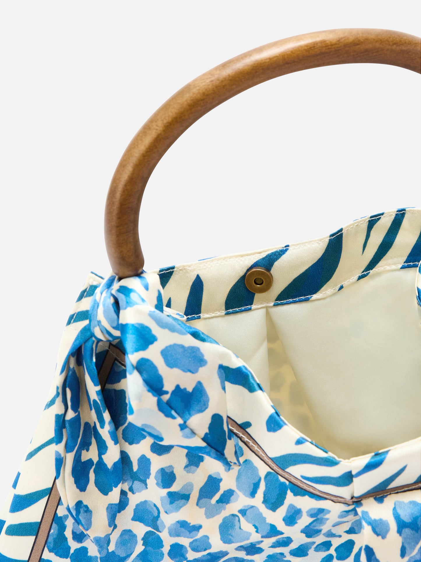 Sac foulard en soie avec poignée en bois et imprimé animalier 