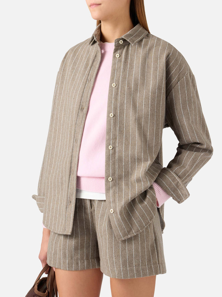 Camisa de franela de mezcla de lana Gigy Beige con rayas diplomáticas y logotipo de strass 