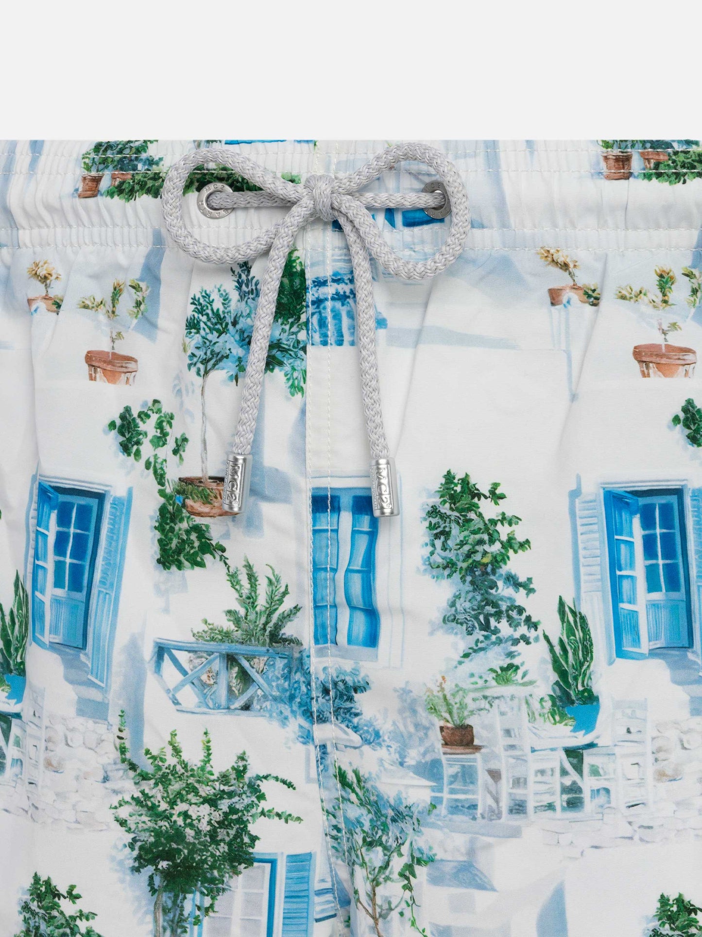 Mittellange Badeshorts „Gustavia“ mit griechischem Haus-Print | KI-MITENTWICKELTES DESIGN VON RICKDICK – UNTERSTÜTZT VON RED-EYE