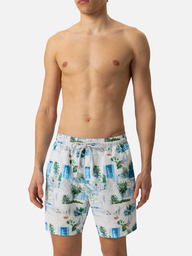 Mittellange Badeshorts „Gustavia“ mit griechischem Haus-Print | KI-MITENTWICKELTES DESIGN VON RICKDICK – UNTERSTÜTZT VON RED-EYE