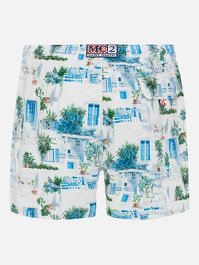 Mittellange Badeshorts „Gustavia“ mit griechischem Haus-Print | KI-MITENTWICKELTES DESIGN VON RICKDICK – UNTERSTÜTZT VON RED-EYE