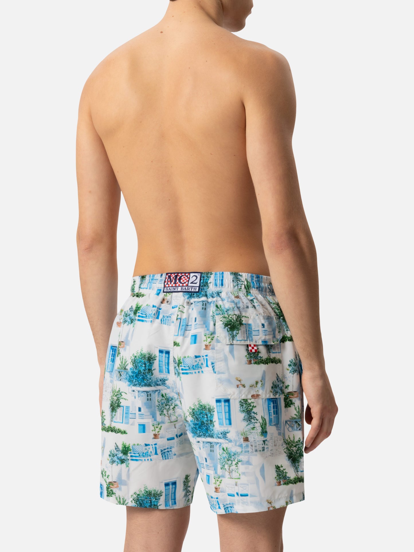 Mittellange Badeshorts „Gustavia“ mit griechischem Haus-Print | KI-MITENTWICKELTES DESIGN VON RICKDICK – UNTERSTÜTZT VON RED-EYE