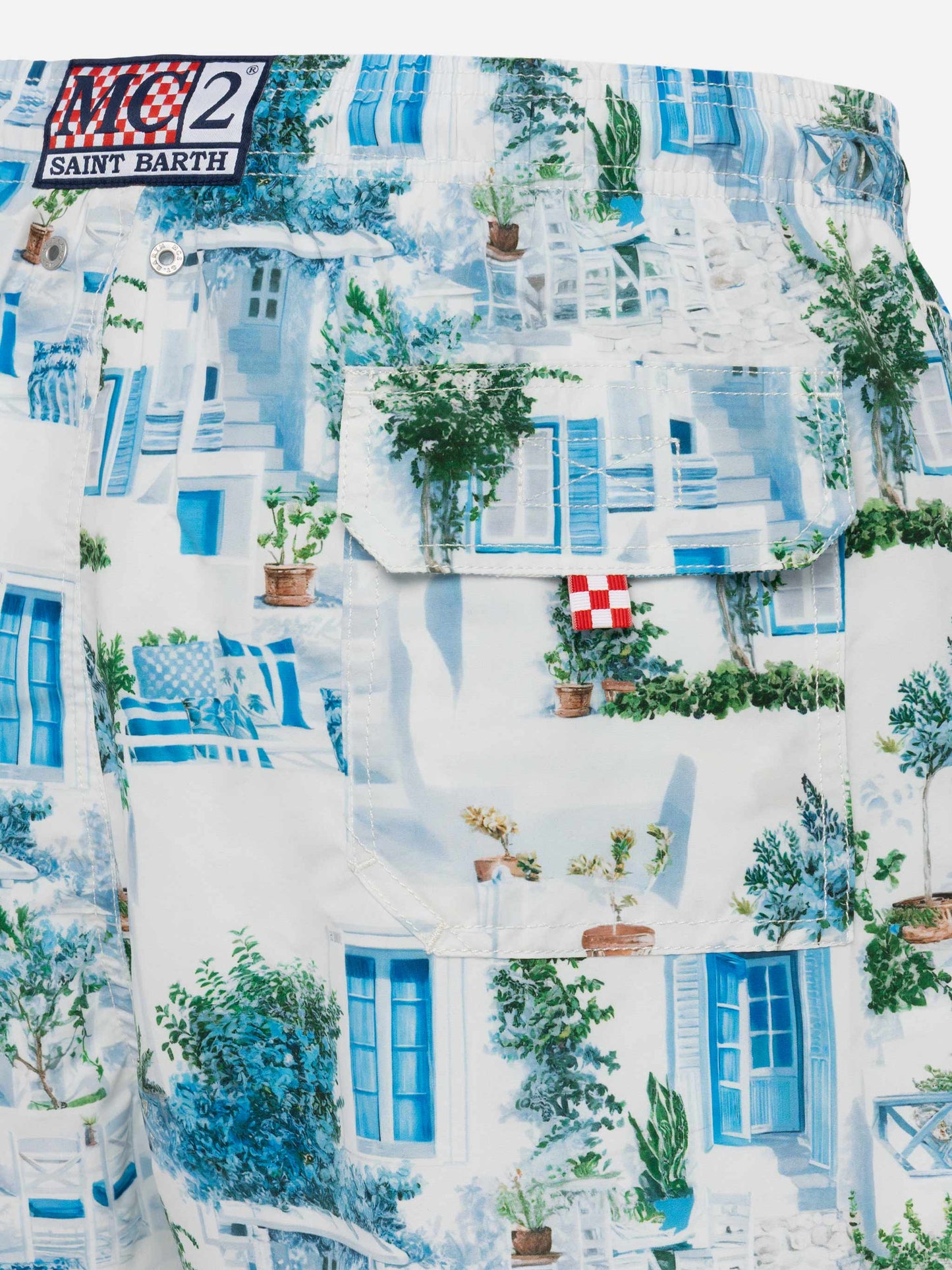 Mittellange Badeshorts „Gustavia“ mit griechischem Haus-Print | KI-MITENTWICKELTES DESIGN VON RICKDICK – UNTERSTÜTZT VON RED-EYE