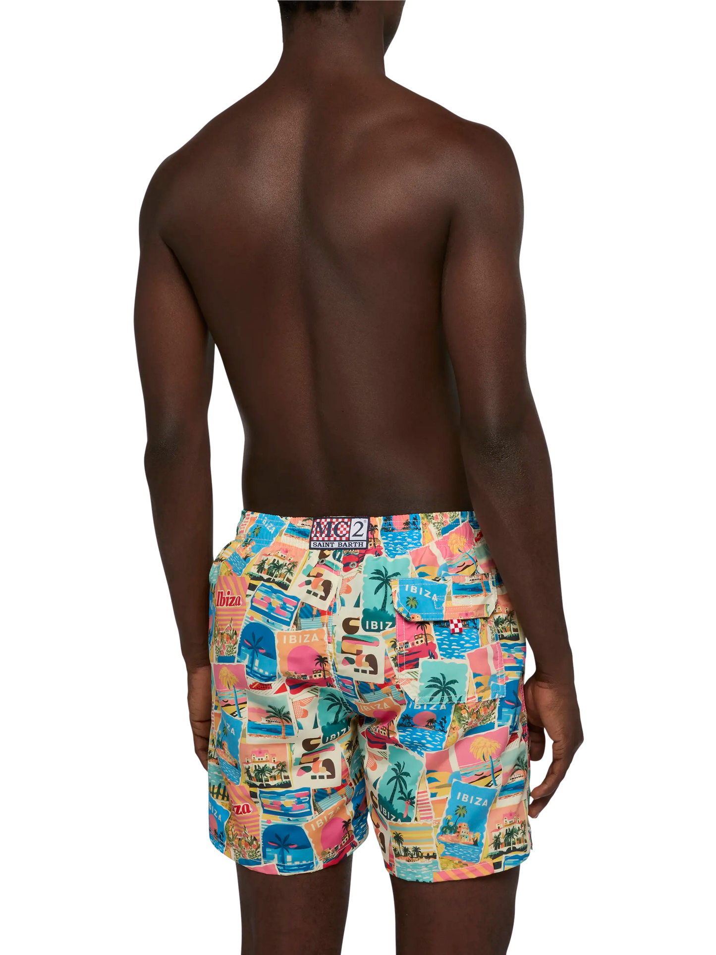 Mittellange Badeshorts „Gustavia“ mit Ibiza-Postkartendruck | AI-MITGLIEDSCHAFTLICHES DESIGN VON RICKDICK – UNTERSTÜTZT VON RED-EYE