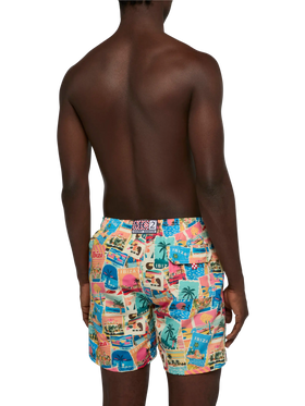 Mittellange Badeshorts „Gustavia“ mit Ibiza-Postkartendruck | AI-MITGLIEDSCHAFTLICHES DESIGN VON RICKDICK – UNTERSTÜTZT VON RED-EYE