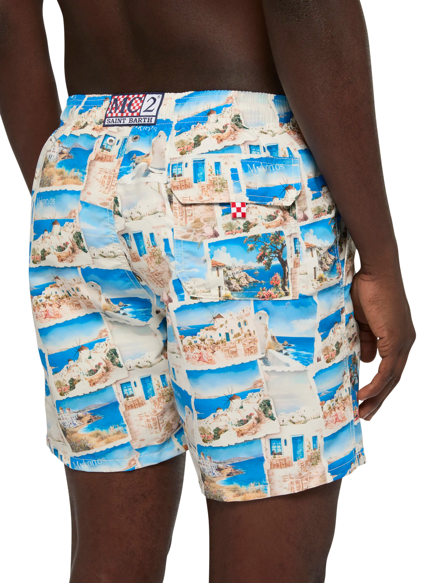 Mittellange Gustavia-Badeshorts mit Mykonos-Postkartendruck | AI-MITENTWICKELTES DESIGN VON RICKDICK – POWERED BY RED-EYE