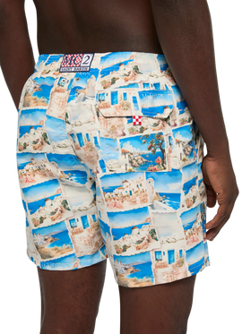 Mittellange Gustavia-Badeshorts mit Mykonos-Postkartendruck | AI-MITENTWICKELTES DESIGN VON RICKDICK – POWERED BY RED-EYE