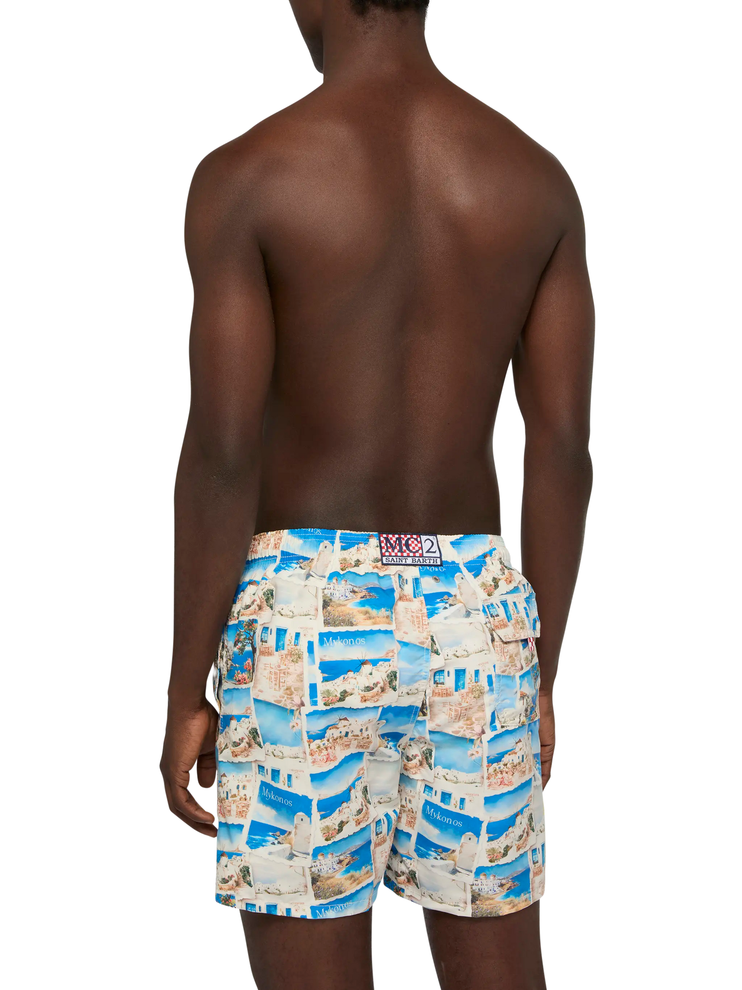 Mittellange Gustavia-Badeshorts mit Mykonos-Postkartendruck | AI-MITENTWICKELTES DESIGN VON RICKDICK – POWERED BY RED-EYE