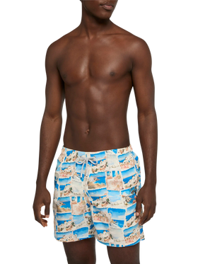 Mittellange Gustavia-Badeshorts mit Mykonos-Postkartendruck | AI-MITENTWICKELTES DESIGN VON RICKDICK – POWERED BY RED-EYE