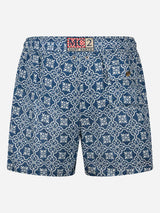 Mittellange Herren-Badeshorts Gustavia aus Leinen mit Majolika-Print