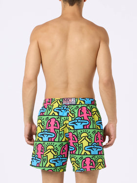 Mittellange Gustavia-Badeshorts für Herren mit platziertem Keith-Haring-Design| KEITH HARING SONDERAUSGABE