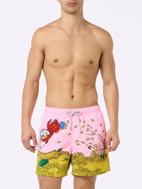Mittellange Gustavia-Badeshorts für Herren mit platziertem „Onkel Dagobert“-Aufdruck ©DISNEY SONDEREDITION