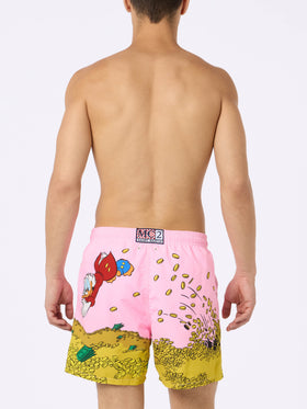 Mittellange Gustavia-Badeshorts für Herren mit platziertem „Onkel Dagobert“-Aufdruck ©DISNEY SONDEREDITION