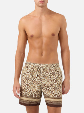 Gustavia Badeshorts mit ornamentalem, platziertem Print in Braun 