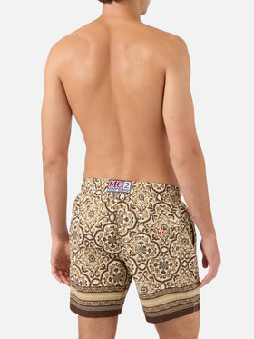 Gustavia Badeshorts mit ornamentalem, platziertem Print in Braun 