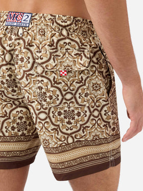 Gustavia Badeshorts mit ornamentalem, platziertem Print in Braun 