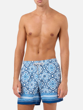 Gustavia Badeshorts mit blauem ornamentalem Placement-Print 