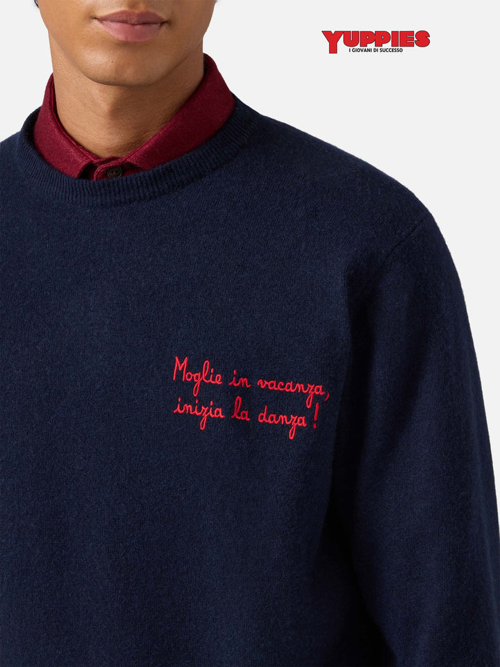 Maglione a girocollo Heron Light con ricamo Moglie in vacanza inizia la danza | YUPPIES SPECIAL EDITION