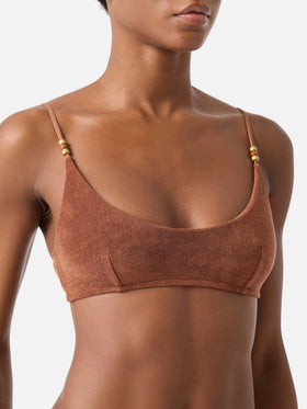 Top de bikini bralette de rizo Brown Judy con charms 