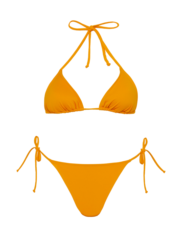 Marielle, ockergelbe klassische Badehose – Leah, ockergelber Badeanzug mit Triangel-Oberteil