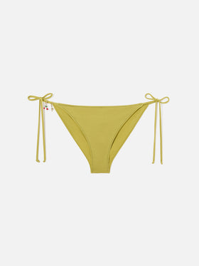 Klassische Virgo Bikinihose aus pistaziengrünem Stoff mit glänzendem Finish und Charm-Details 