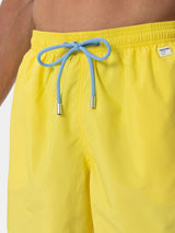 Hellgelbe Badeshorts für Herren aus leichtem Stoff Lighting Pantone | PANTONE® SPECIAL EDITION