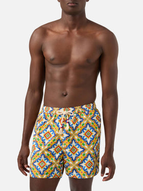 Herren-Badeshorts aus leichtem Stoff mit Maiolika-Print