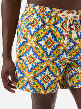 Herren-Badeshorts aus leichtem Stoff mit Maiolika-Print