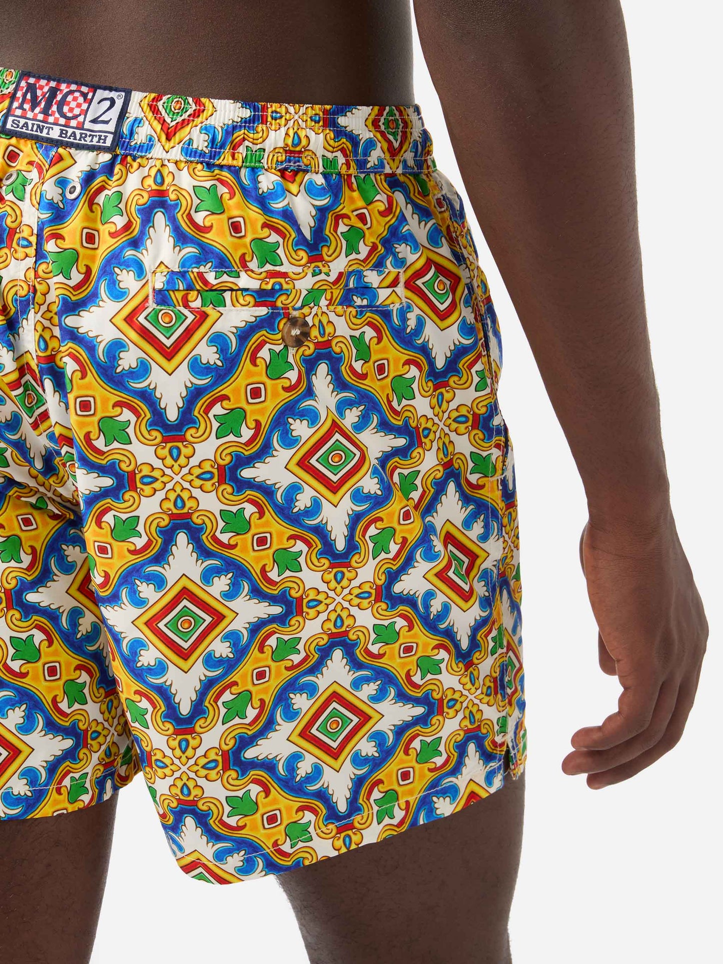 Herren-Badeshorts aus leichtem Stoff mit Maiolika-Print