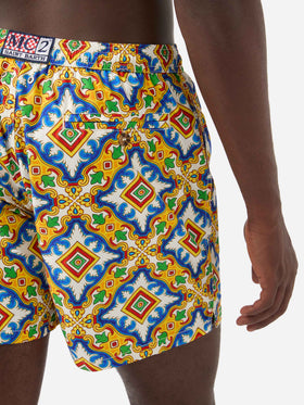 Herren-Badeshorts aus leichtem Stoff mit Maiolika-Print