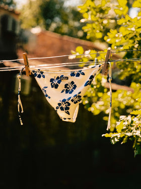 Bikini Levyne Triangle aus Stretchstoff mit blauem Hibiskus-Print 