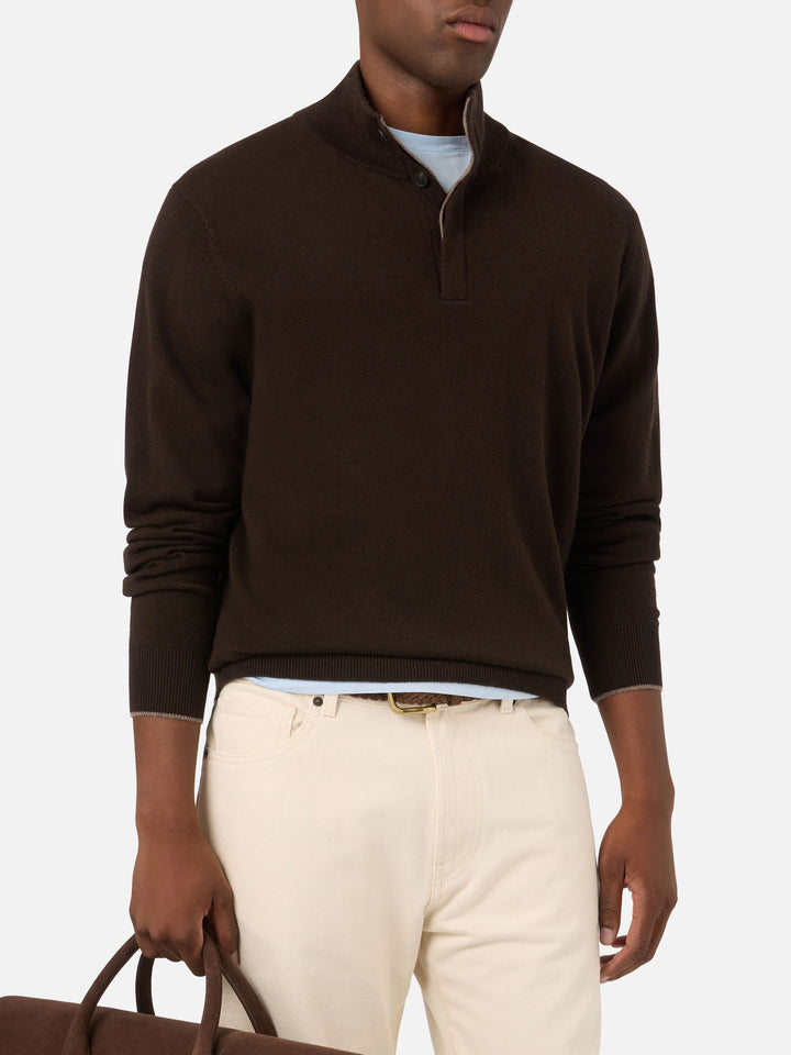 Marlow mit Funnel Neck in Braun aus Merinowolle und Kaschmir 