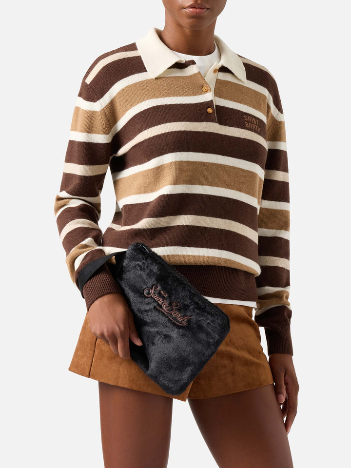 Pochette Pareasy nera effetto pelliccia con ricamo logo