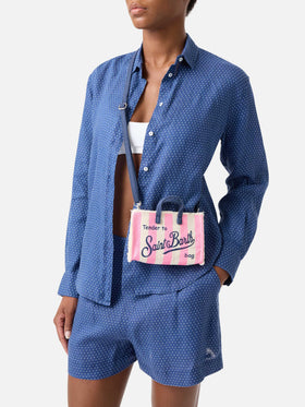 Mikro-Canvas-Tasche Phone mit weißen und rosa Streifen und kontrastierendem Logo 