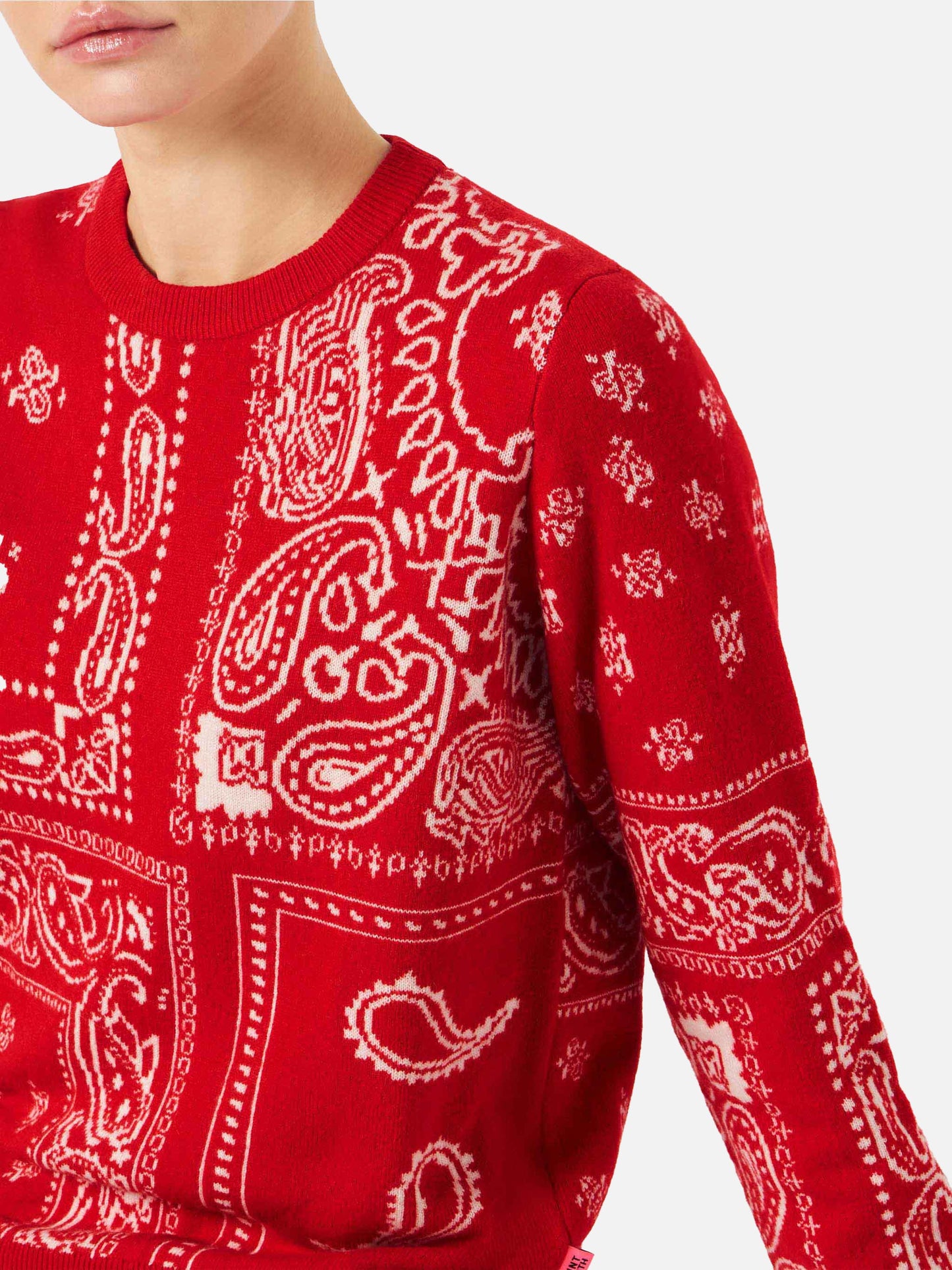 Damenpullover mit rotem Bandana-Jacquard