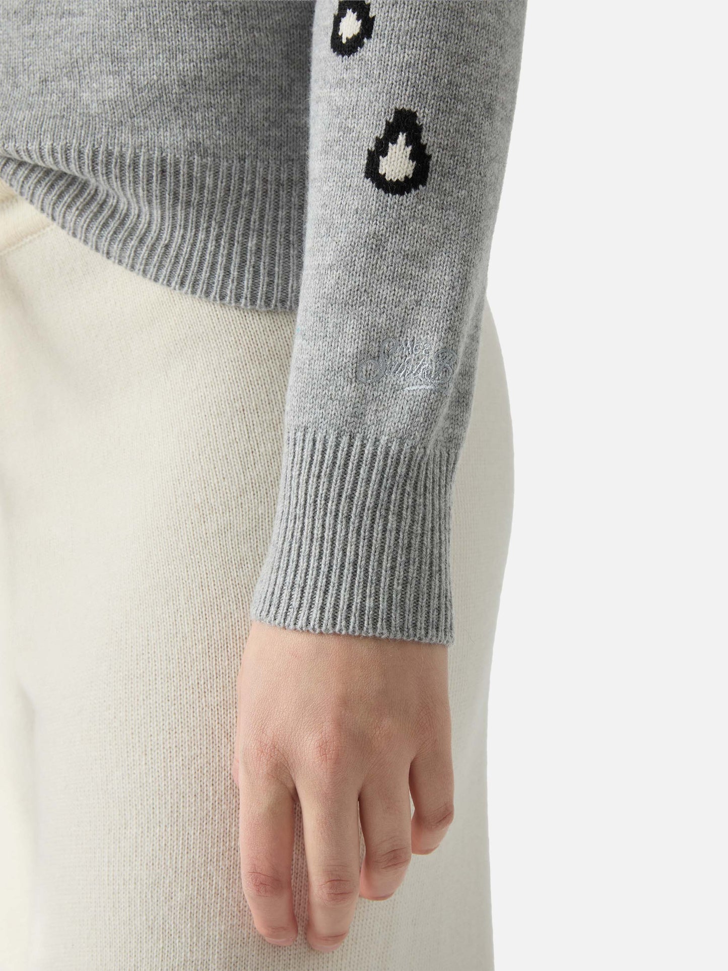 New Queen crewneck in grey with Snoopy jacquard and embroidery | PEANUTS SPECIAL EDITION