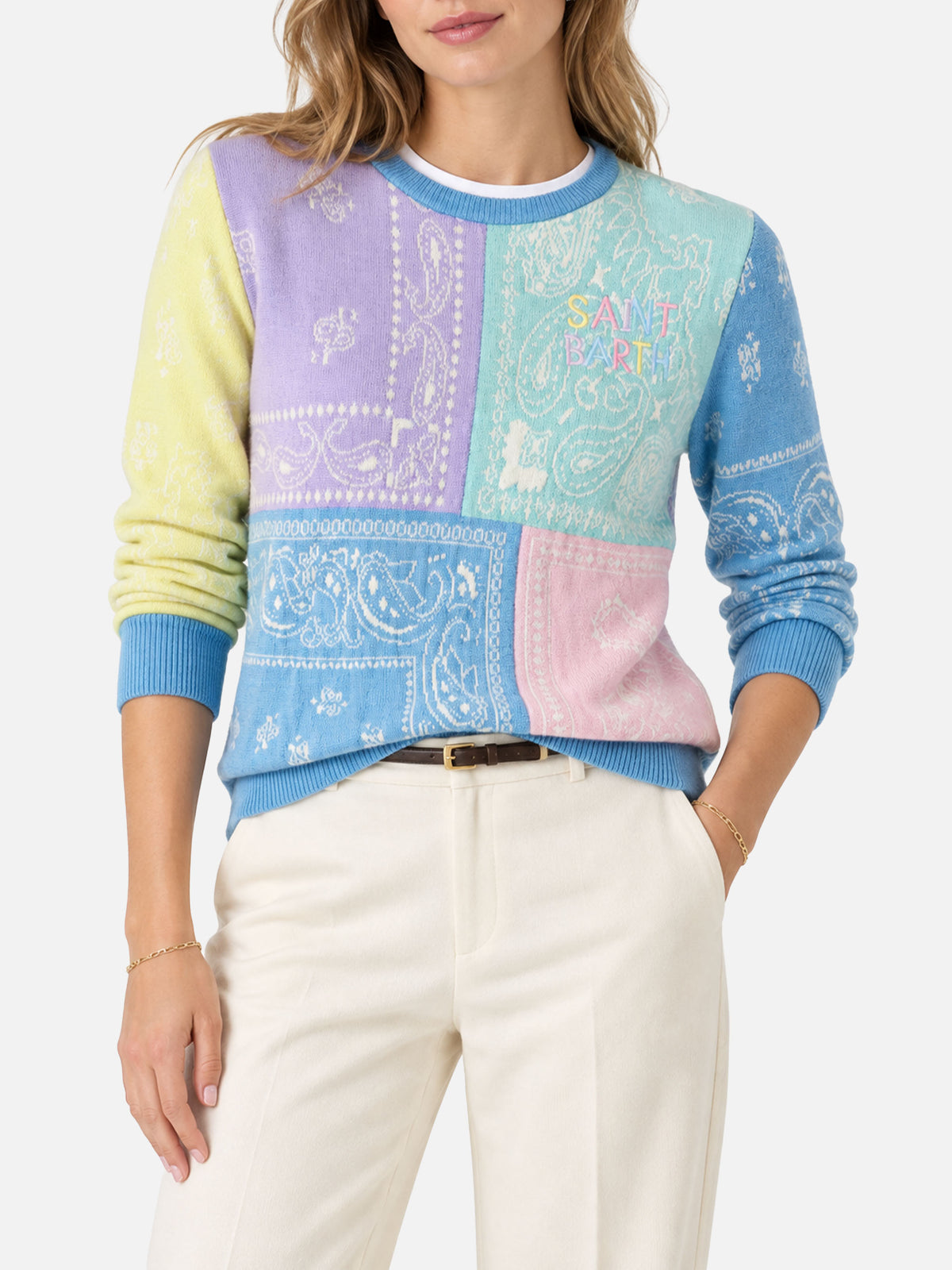 Damenpullover aus gebürstetem Material mit Bandana-Print 