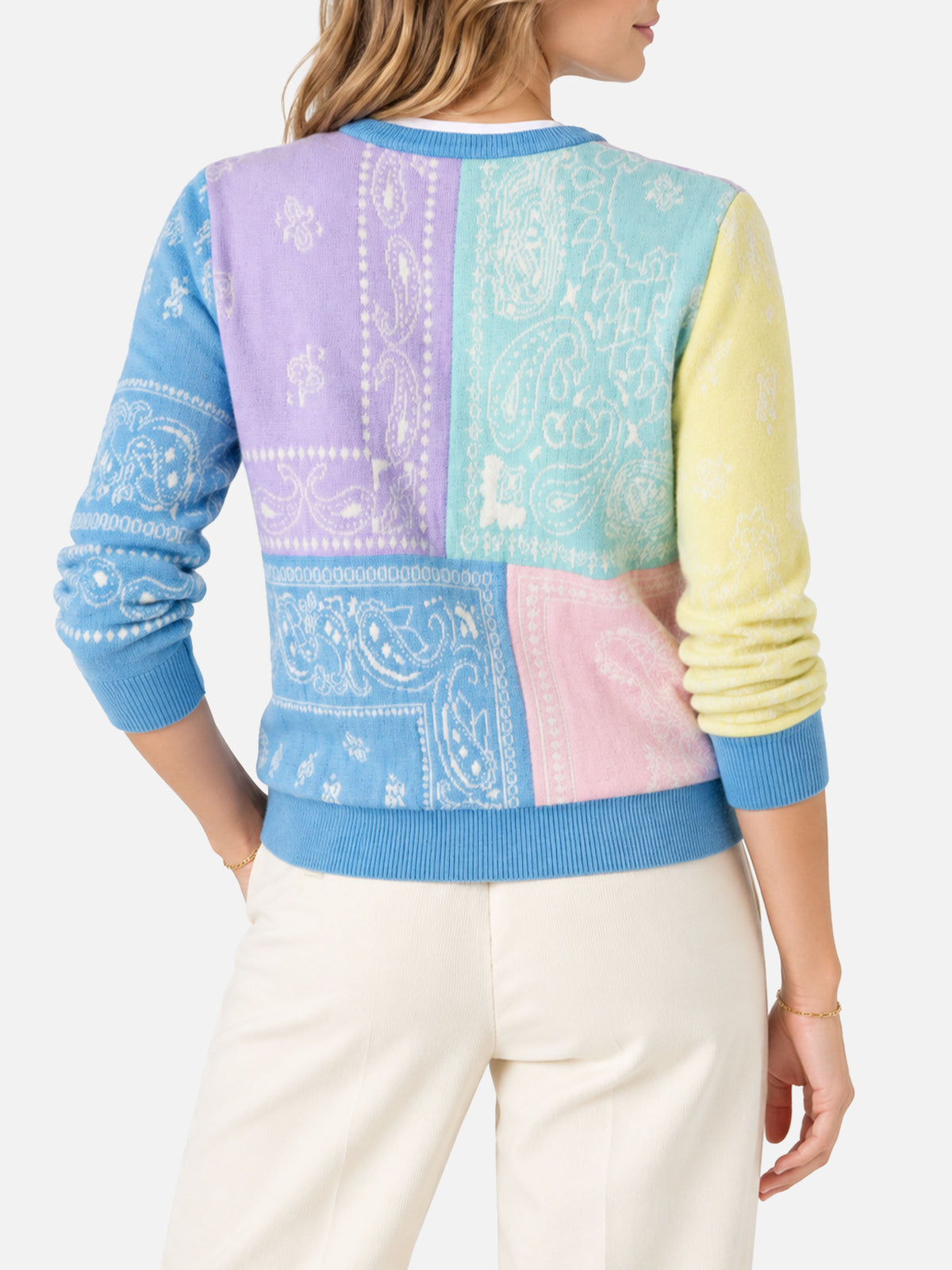 Damenpullover aus gebürstetem Material mit Bandana-Print 