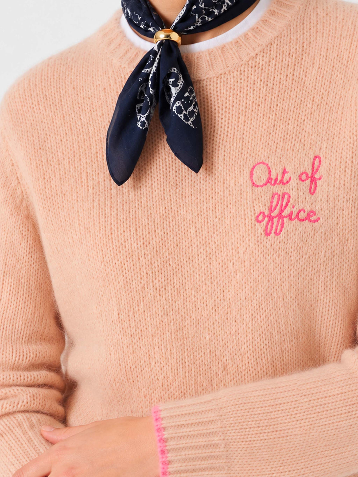 Jersey New Queen Soft beige con bordado Out of office 