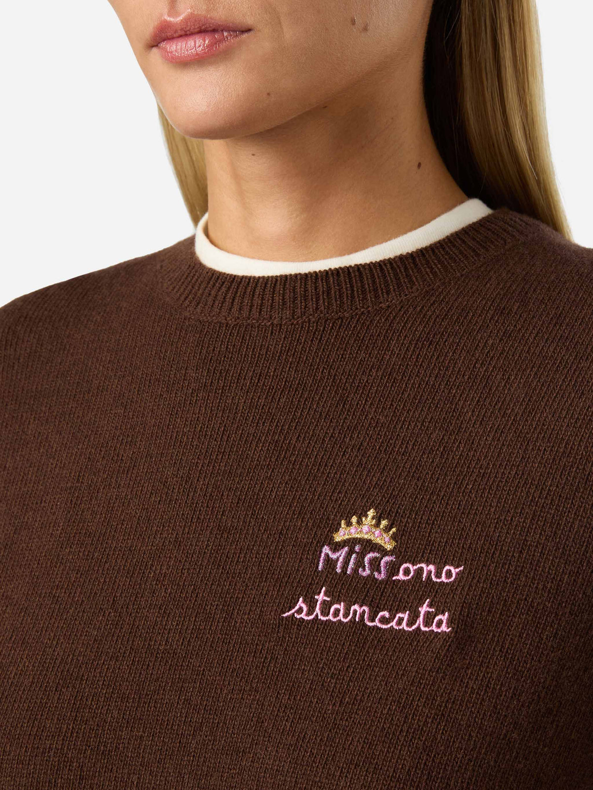 Jersey de cuello redondo Brown New Queen en mezcla de lana y cachemira con bordado Miss Sono Stancata 