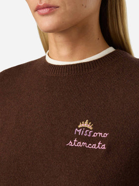 Jersey de cuello redondo Brown New Queen en mezcla de lana y cachemira con bordado Miss Sono Stancata 