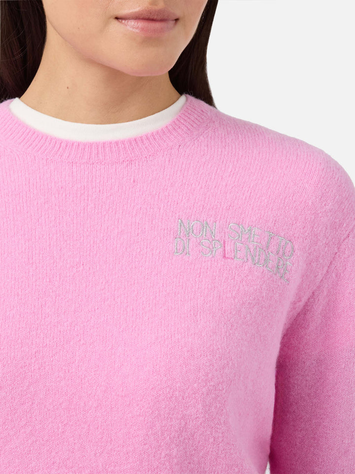 Maglia elasticizzata New Queen in misto lana merino e alpaca rosa con ricamo Non smetto di sp(l)endere
