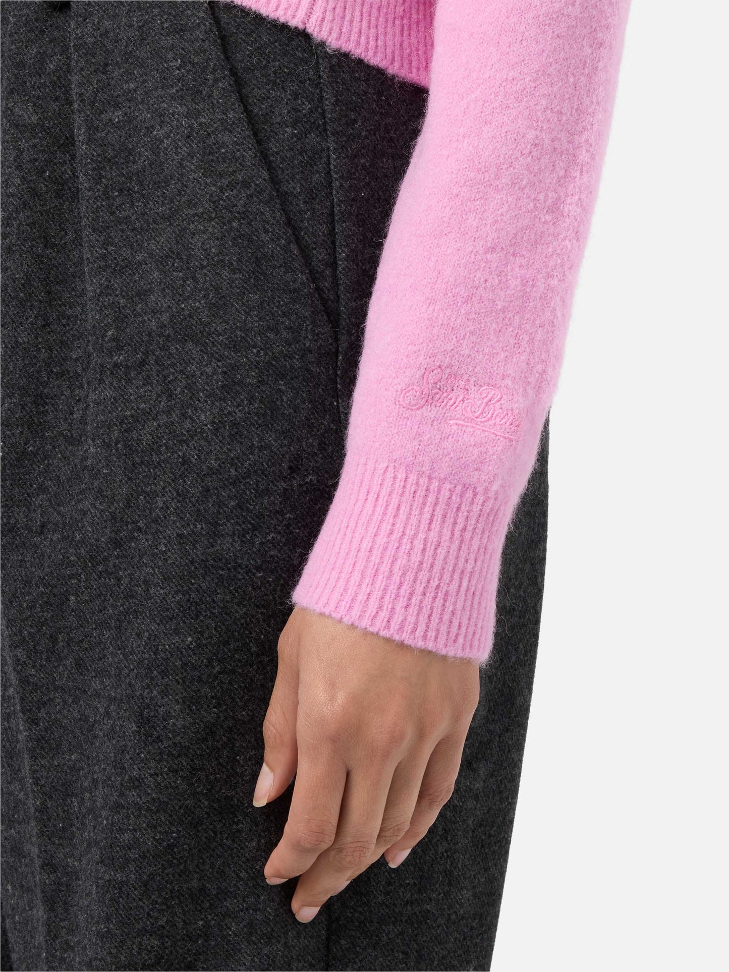 Maglia elasticizzata New Queen in misto lana merino e alpaca rosa con ricamo Non smetto di sp(l)endere