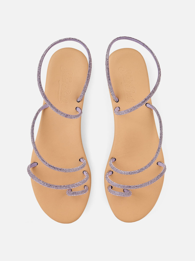 Flache Ringsandalen mit lila Strasssteinen