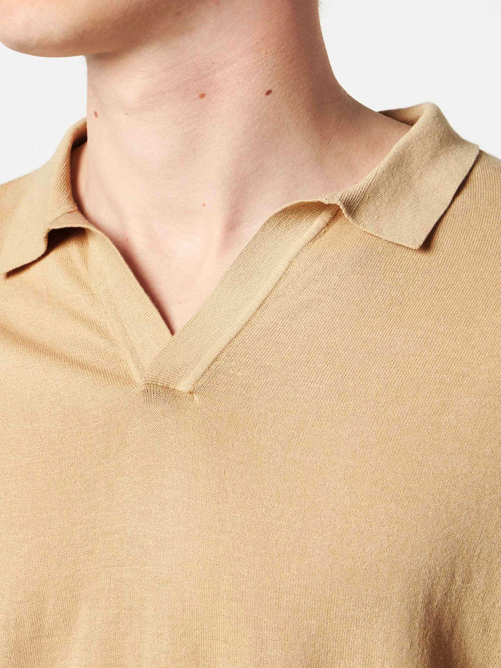 Polo Sloan in maglia beige senza bottoni