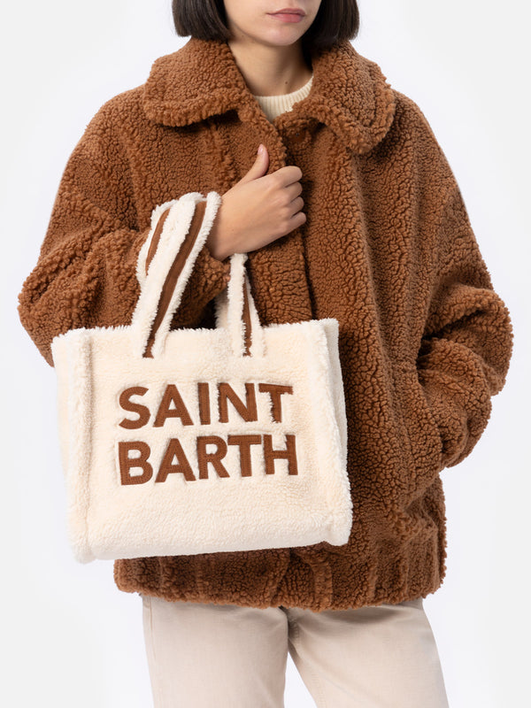 Weiße Soft Bag Small aus Teddyfell mit Saint Barth-Logo und Schultergurt