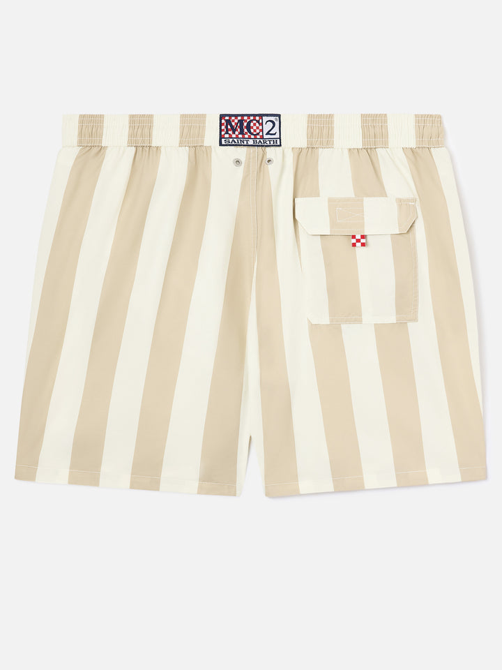 Syros-Badeshorts mit weiß-beigem Streifenprint 