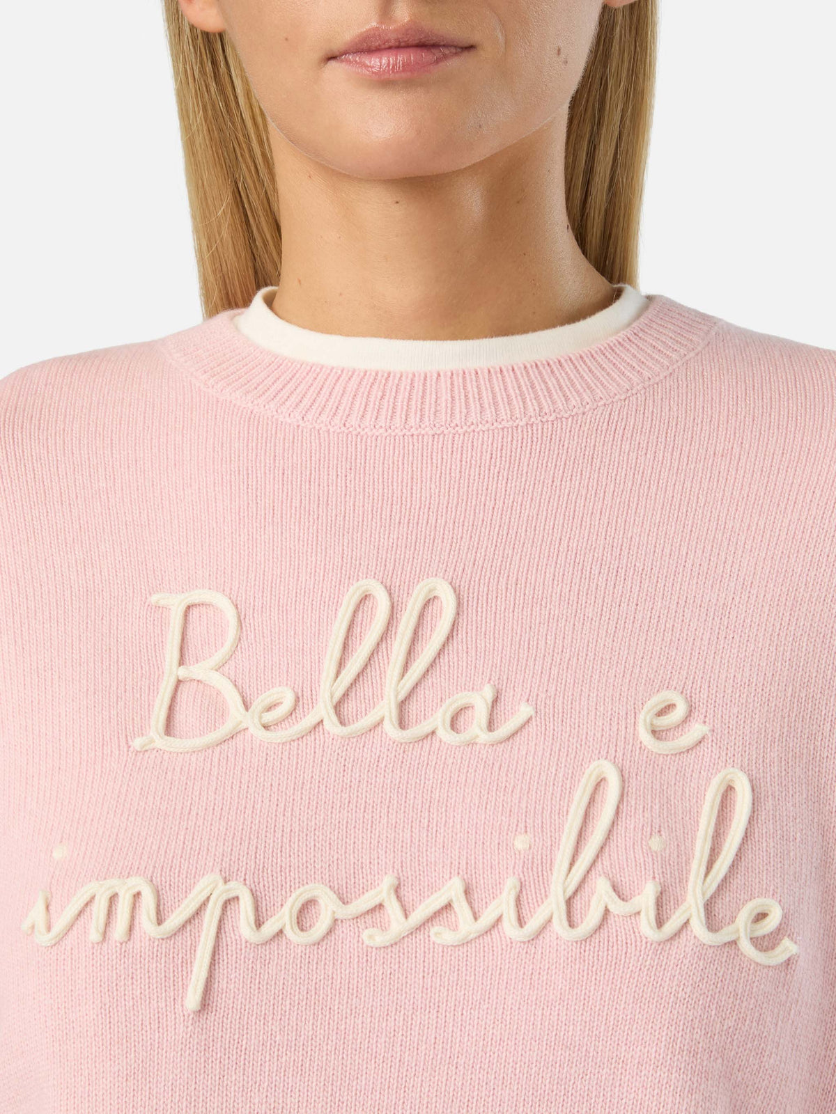 Jersey de punto con cuello redondo Tessa rosa en mezcla de lana y cashmere con bordado Bella E Impossibile 