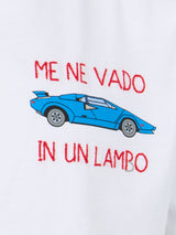 Baumwoll-T-Shirt für Jungen mit der Stickerei „Me ne vado in un lambo“.