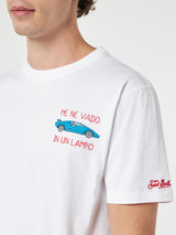 Herren-T-Shirt aus Baumwolle mit der Stickerei „Me ne vado in un lambo“ und dem Aufdruck „Car Placed“.